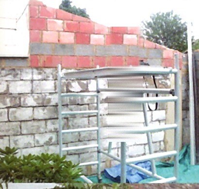 Chantier en préparation, échafaudage et traitement de façade